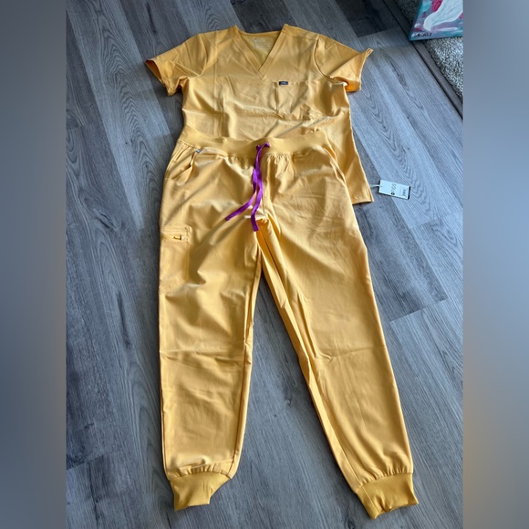 FIGS scrubs NWT Limited Edition Dandelion color - Picture 2 of 5